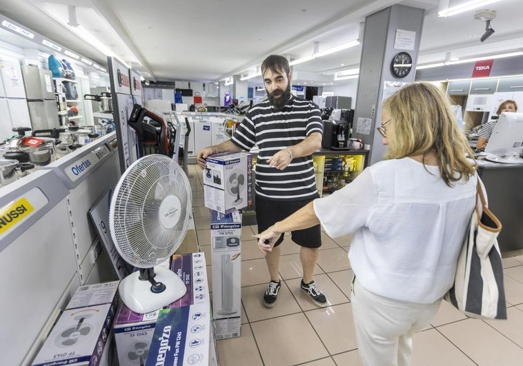 El calor dispara la venta y el mantenimiento de aires y ventiladores: «Hasta septiembre, nada»